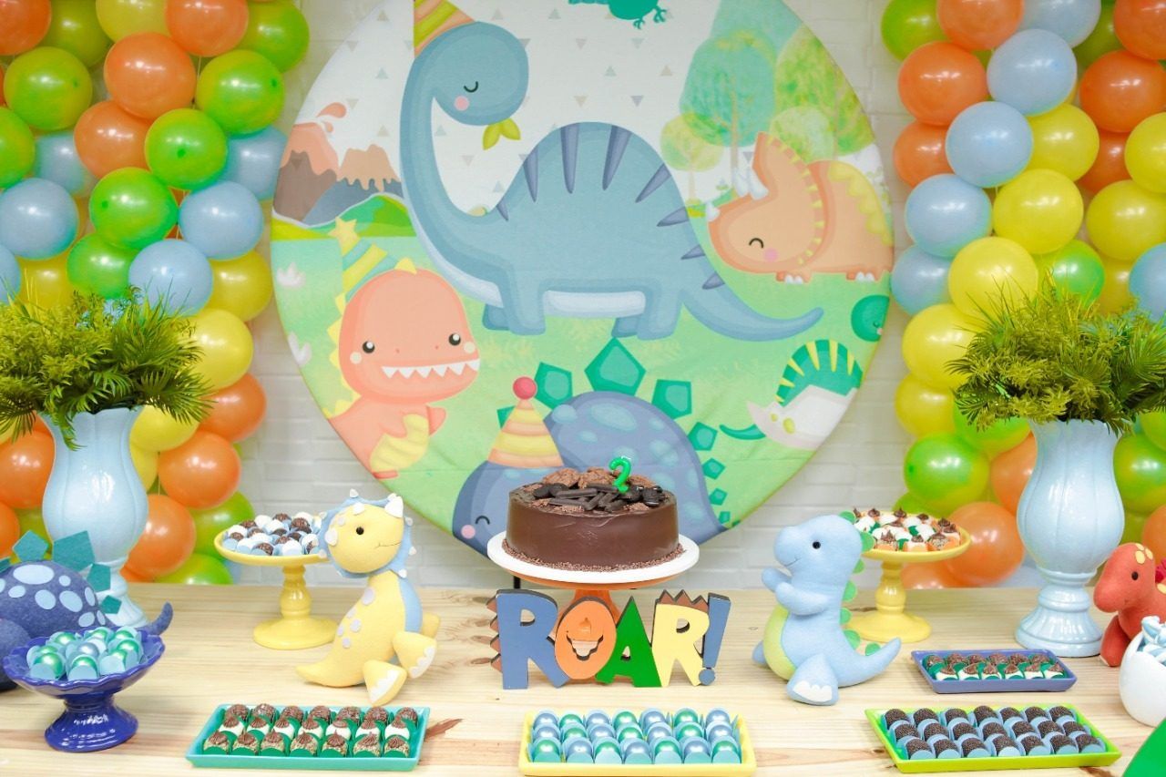 Mesa de bolo decorada com tema de dinossauros