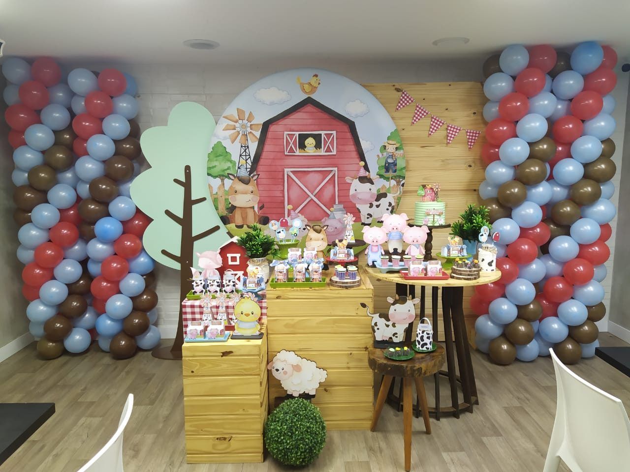 Mesa de festa com tema de fazendinha
